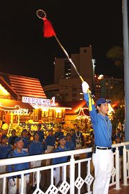 天国乐团来到甘榜摩登村长住所前演奏