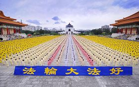 '亚洲法会召开前夕，来自台湾各地、日本、韩国、新加坡等十个国家以外，还有澳洲、新西兰及美国等七千多人在台北自由广场集体炼功，壮观宏大的场面吸引许多游客。闪光灯不停的拍拍响着。'