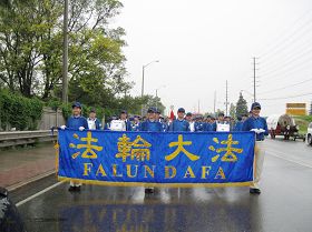 多伦多天国乐团冒雨参加多伦多密市丰收节游行，等待出发