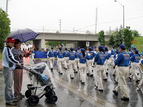 来自大陆的赵女士一家祝福法轮功学员