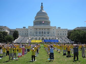 来自世界各地的法轮功学员在美国首都华盛顿DC国会山庄前炼功