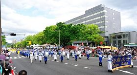 '法轮功学员参加广岛鲜花节大游行'