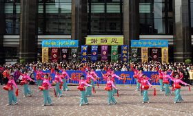 腰鼓队表演，恭祝师尊新年好。