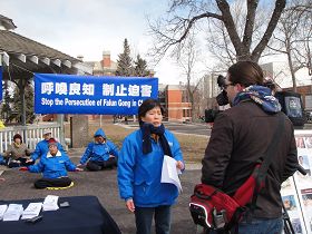 城市电视台在集会现场采访法轮功学员