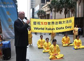 '法轮功学员在悉尼市中心商业区举办活动，庆祝世界法轮大法日'