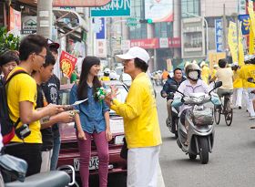 '民众索要大法资料、纸莲花等，了解大法真相。'