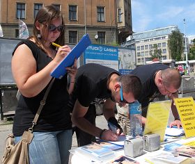 Image for article Poland: Over 1,000 People Sign Petition to Support Falun Gong (Photos)