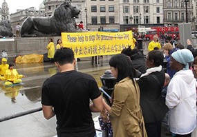 Image for article London: Peaceful Protest Moves the Hearts of Passersby on Trafalgar Square (Photos)