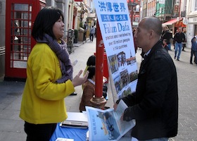 Image for article Falun Gong Practitioners Are a Beacon of Light and Truth for Passersby in London's Chinatown