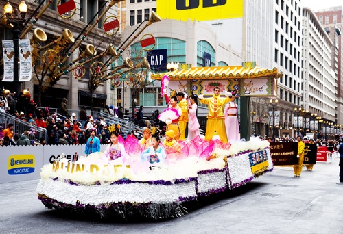 Image for article Chicago, USA: Falun Gong Practitioners Participate in Thanksgiving Day Parade for 10th Consecutive Year