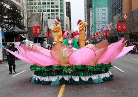 Image for article Vancouver, Canada: Falun Gong Practitioners Participate in Rogers Santa Claus Parade