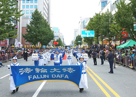 Image for article Divine Land Marching Band Performs at International Festival in South Korea (Photos)