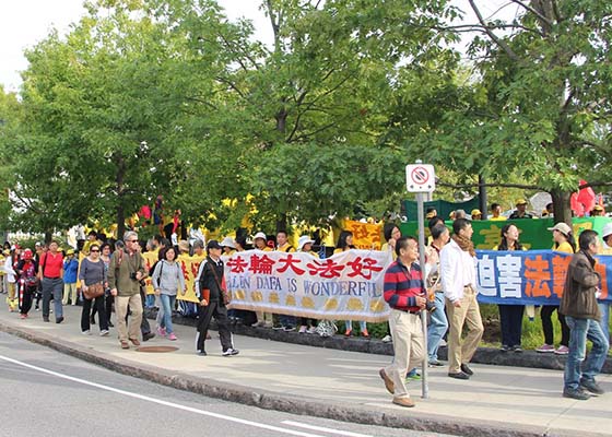 Image for article Ottawa, Canada: Canadian Officials and Tourists Support Falun Gong