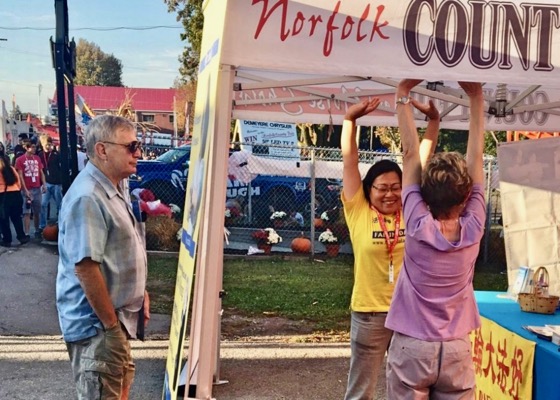 Image for article Ontario, Canada: Spectators Learn Falun Dafa at Norfolk County Fair and Horse Show