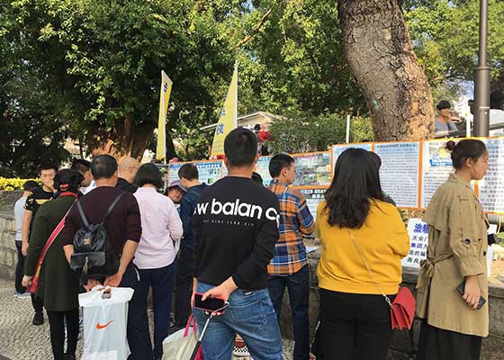 Image for article Macau: Tourists Learn about Falun Dafa During Chinese New Year