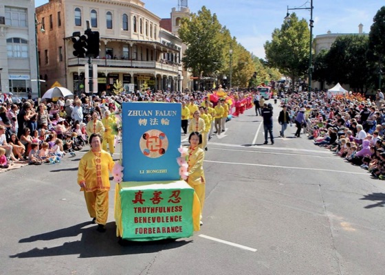 Image for article Australia: Falun Dafa Practitioners Tell How Reading “Zhuan Falun” Has Helped Them