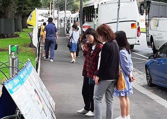 Image for article Australia: Chinese Tourists Denounce the Communist Party's Persecution of Falun Gong