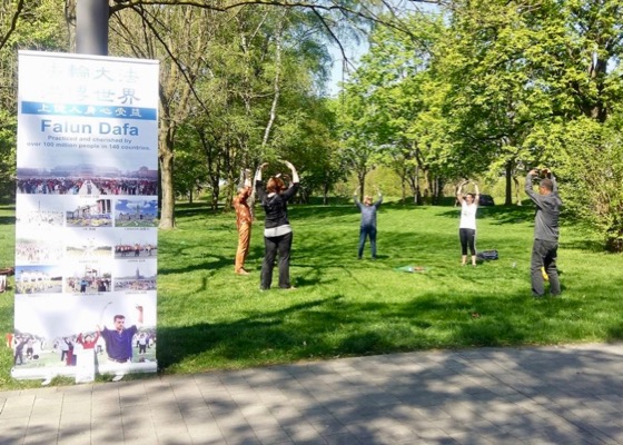 Image for article Germany: Celebrating World Falun Dafa Day and Introducing Falun Dafa in Nine Cities