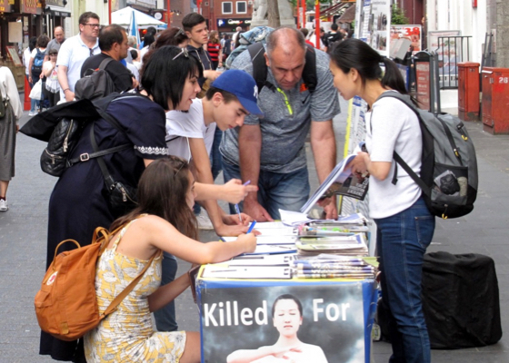 Image for article England: Tourists and Residents Learn about Falun Dafa at London's Chinatown