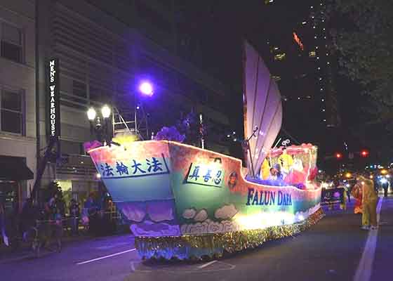 Image for article Portland, Oregon: Falun Dafa Float Awarded First Place in Starlight Parade