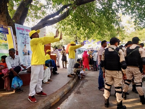 Image for article India: Introducing Falun Dafa to Pilgrims at the Bodhi Tree