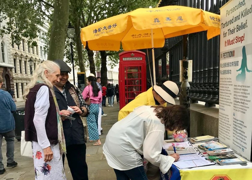 Image for article UK: Chinese Tourists Learn About Falun Gong and Quit the CCP Outside the British Museum